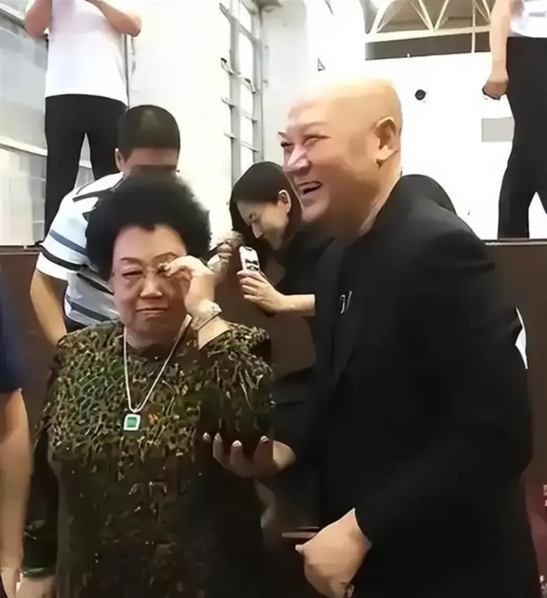 Hình ảnh hạnh phúc của cặp đôi.