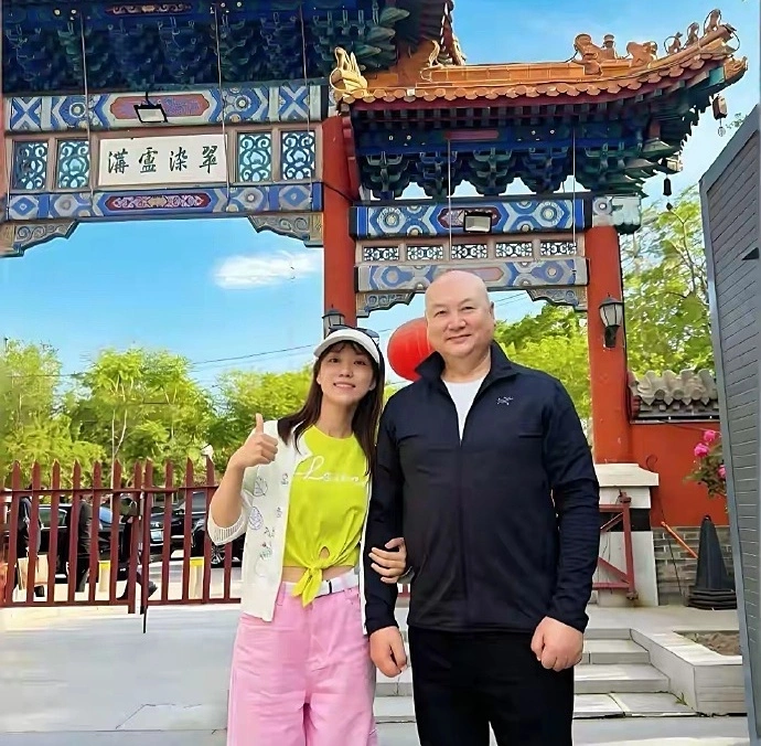 Trì Trọng Thụy vướng xì xào vì thân mật với gái trẻ sau khi vợ mất.
