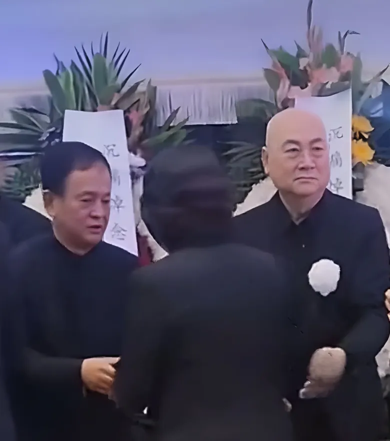 Trì Trọng Thụy (phải) trong tang lễ vợ.
