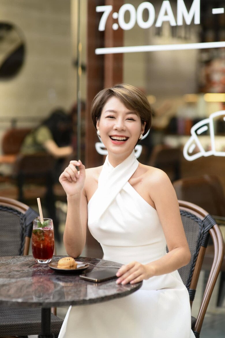Nữ diễn viên luôn giữ thái độ khiêm tốn khi làm nghề, cho rằng nhiều cơ hội đến là nhờ may mắn.