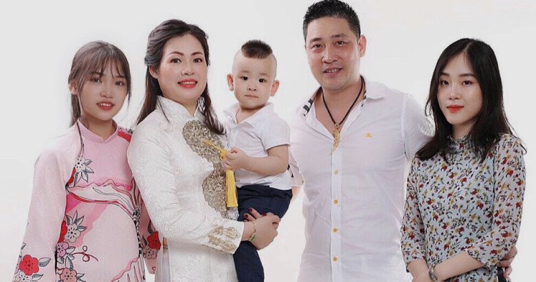Hai cô con gái lớn sinh năm 2000 và 2005.