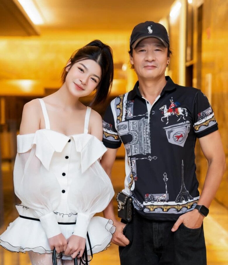 Con gái thứ hai - Võ Hoài Anh có vẻ đẹp sắc sảo, chiều cao 1m68 và phong cách thời trang cá tính.