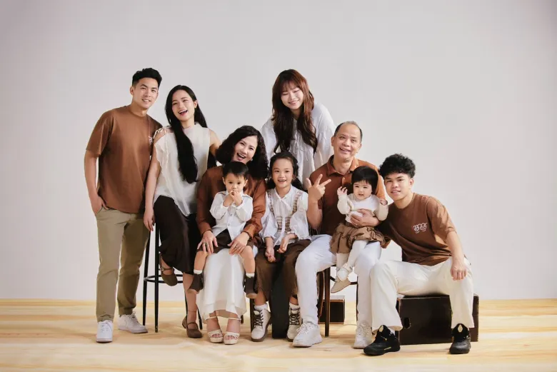 Hai vợ chồng nghệ sĩ bên con cháu.