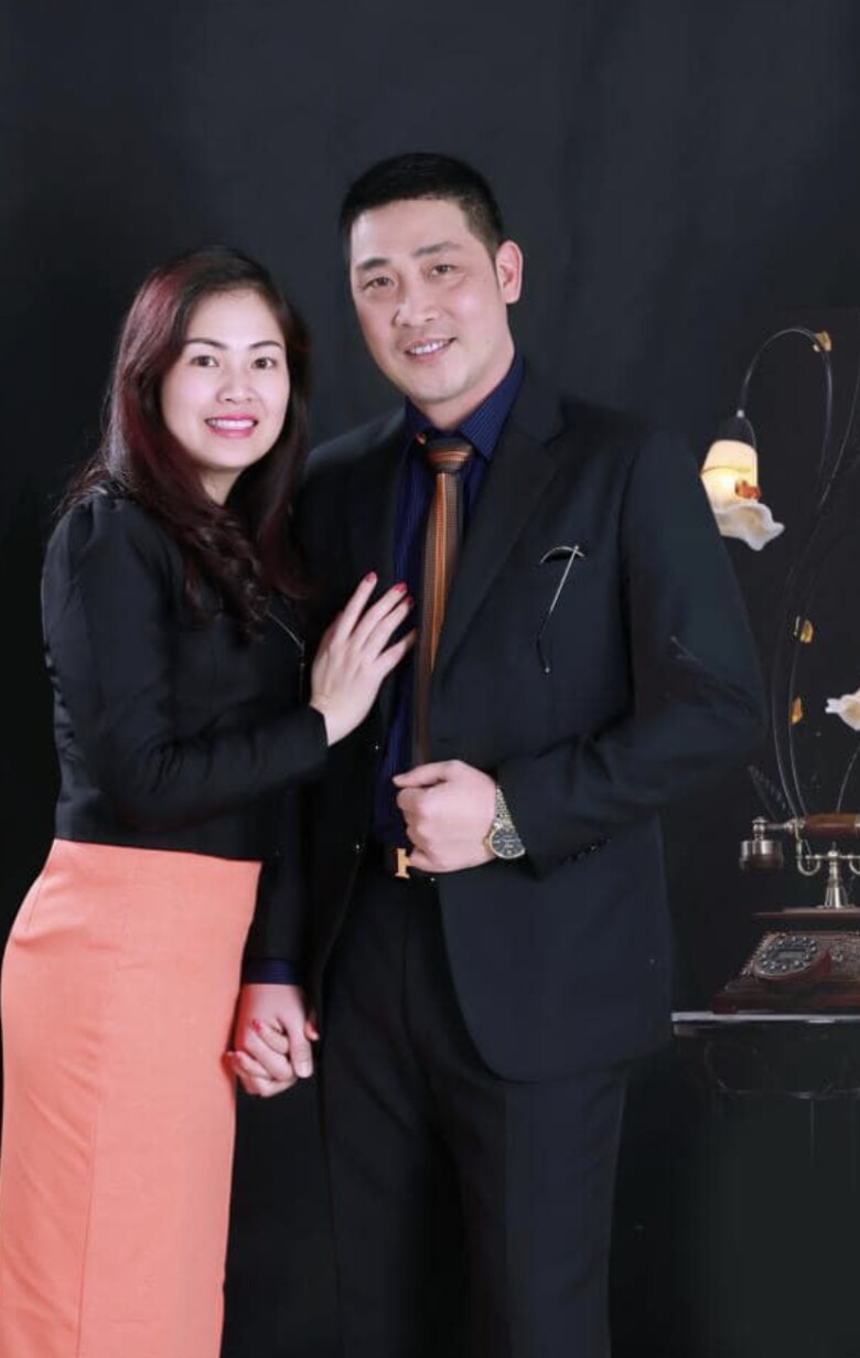 Bà xã của NSƯT Hồ Phong tên là Minh Dung, kém anh 7 tuổi.