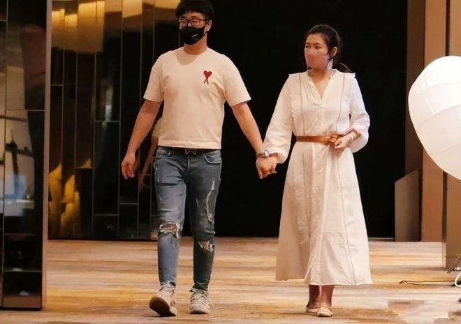 Chính bạn trai kém tuổi là người đã giúp Selina vượt qua cú sốc tinh thần.