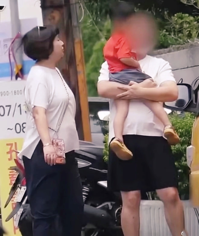 Cô có cuộc sống bình yên bên con trai và bạn trai.