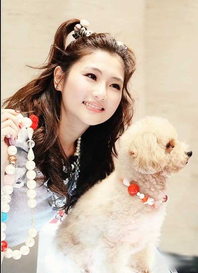 Selina khi còn là thiếu nữ xinh đẹp trẻ trung.