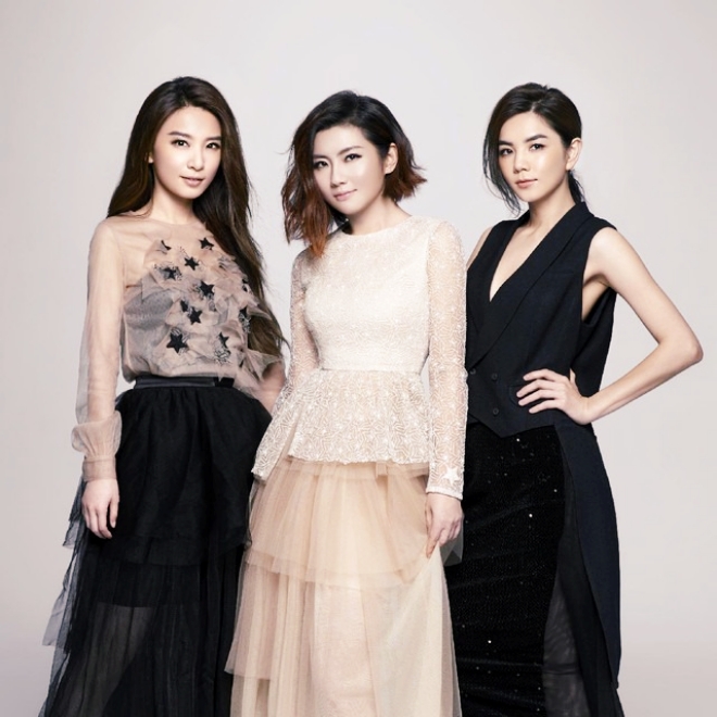 Nữ ca sĩ bên 2 người bạn thân nhóm S.H.E là ELla và Hebe.