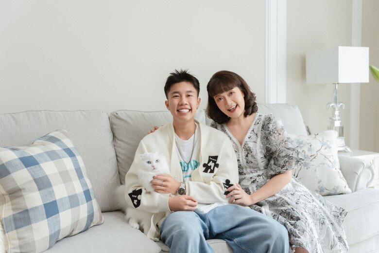 Nghệ sĩ Vân Dung đồng hành cùng con trai mỗi khi Long Vũ không may trượt vai.