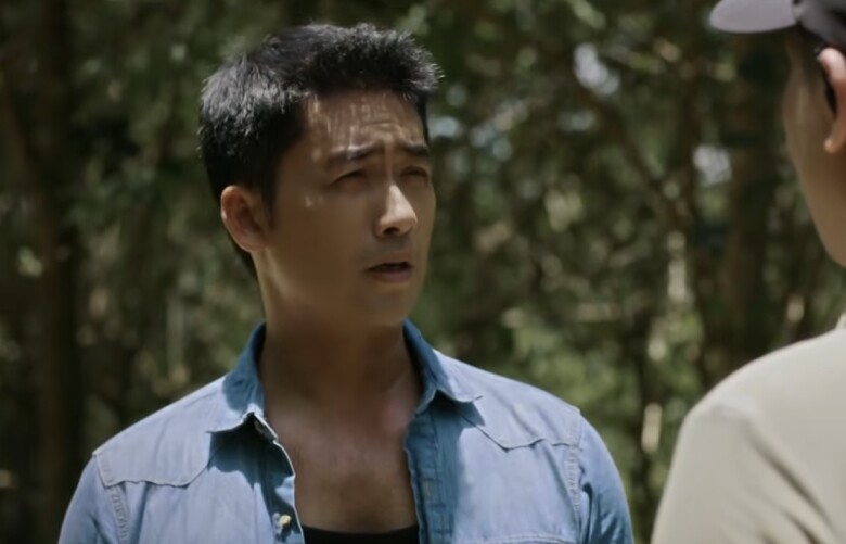 Biết mình bị lộ, Tân đánh ngất đồng đội để bỏ trốn.