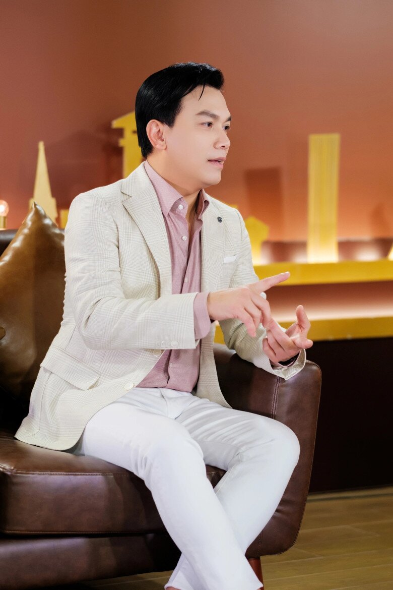 Anh tâm sự tuổi thơ từng tủi thân khi thấy người khác được cha mẹ đưa đến trường.