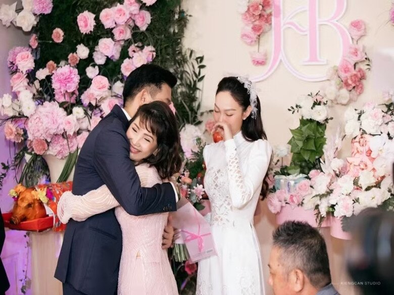 Khoảnh khắc xúc động của Minh Hằng và mẹ trong hôn lễ của cô.