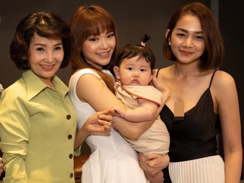 Ở tuổi xế chiều, mẹ nữ ca sĩ vẫn giữ được phong thái sang trọng.