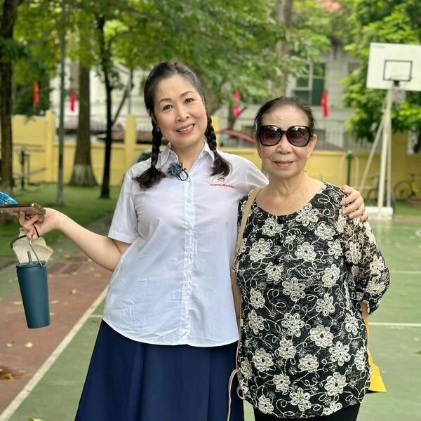 Mẹ ruột NSND Hồng Vân 86 tuổi mà trẻ đẹp như U70, có amp;#34;đám cưới kim cươngamp;#34; với chồng là Phó Giáo sư - Tiến sĩ - 7