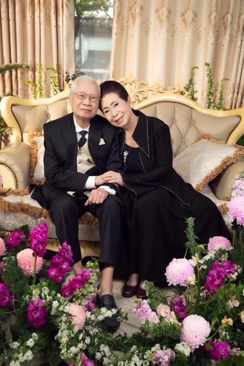 Mẹ ruột NSND Hồng Vân 86 tuổi mà trẻ đẹp như U70, có amp;#34;đám cưới kim cươngamp;#34; với chồng là Phó Giáo sư - Tiến sĩ - 9