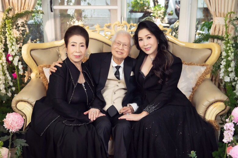 Hồng Vân bên bố mẹ - Phó Giáo sư - Tiến sĩ Ngô Kế Sương và cựu kỹ sư hóa học Đặng Thị Hồng Phương.