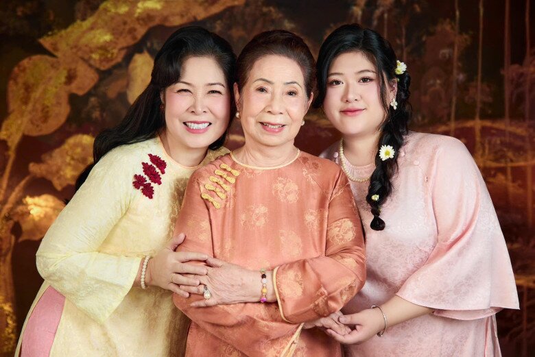 Diện mạo trẻ trung của mẹ Hồng Vân ở tuổi 86.