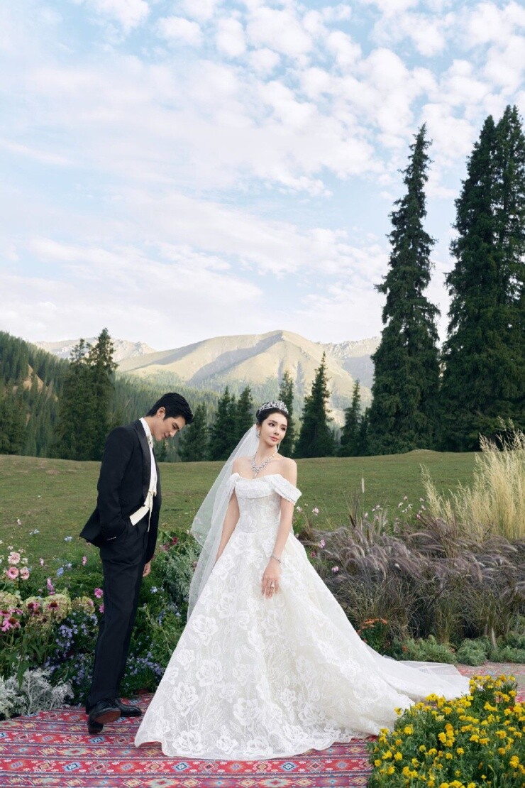 Hôn lễ được tổ chức ngoài trời trên thảo nguyên vùng Nam Sơn, Urumqi, Tân Cương.
