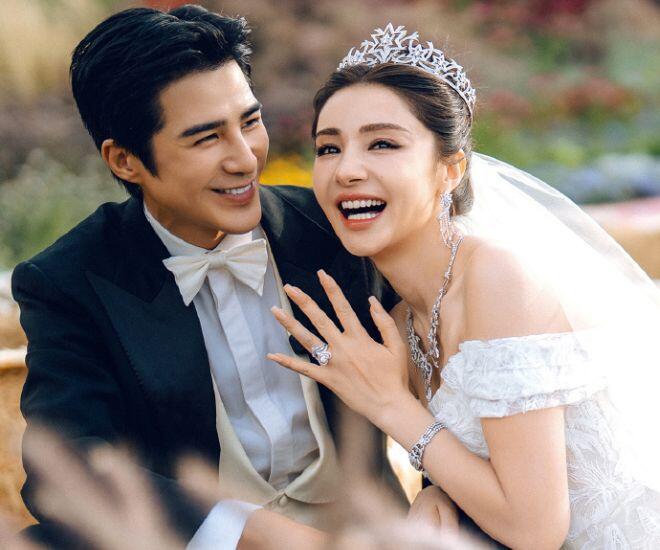 Thông tin về đám cưới của cặp đôi diễn viên Khương Triều và Mạch Địch Na liên tục phủ sóng khắp mạng xã hội xứ tỷ dân.