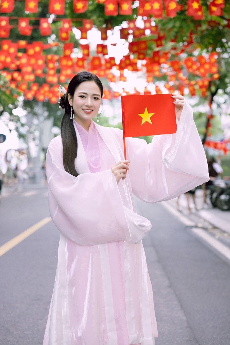 Việt Hoa nhận được nhiều lời khen ngợi về nhan sắc rạng rỡ, thần thái cuốn hút trong các buổi hợp luyện, tổng duyệt ở A80.