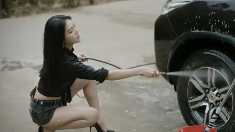 Cảnh Sương rửa xe từng gây sốt.