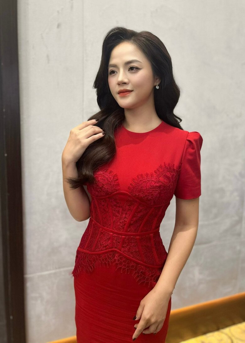 Nữ diễn viên thường chọn trang phục đơn giản mà khéo léo tôn lên những lợi thế hình thể, vừa giữ được sự mặn mà của người phụ nữ trưởng thành, vừa mang nét trẻ trung, hiện đại.