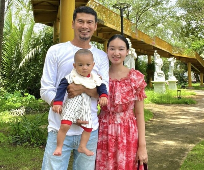 Gia đình 3 người của Tiết Cương có cuộc sống bình yên, giản dị.