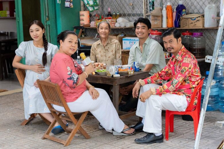 Dù chưa từng đảm nhận vai chính trong thương hiệu Lật Mặt, Tiết Cương (ngoài cùng bên phải) lại trở thành gương mặt quen thuộc với khán giả qua cả 8 phần phim.