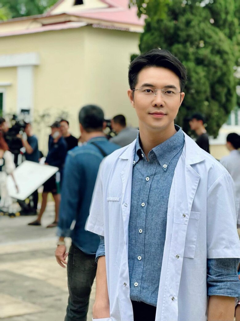 Tạo hình bác sĩ Tuấn của Đức Hiếu trong Chúng Ta Của 8 Năm Sau.