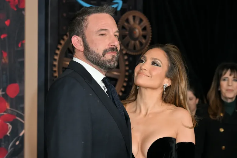 Ben Affleck có mối tình tốn nhiều giấy mực với nữ ca sĩ Jennifer Lopez