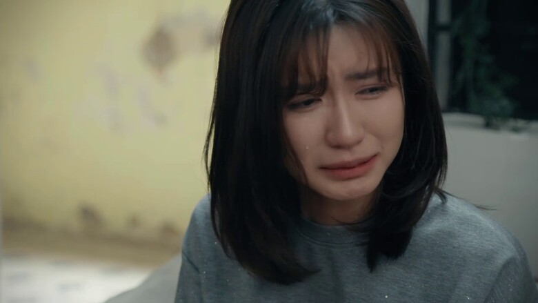 Vân buồn vì nhiều biến cố ập đến cùng lúc, lo cho con lớn lên mà không có cha.