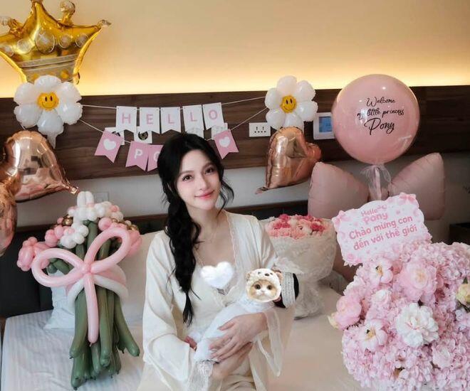 Bích Thuỷ đã chia sẻ khoảnh khắc chào đón cô con gái đầu lòng.