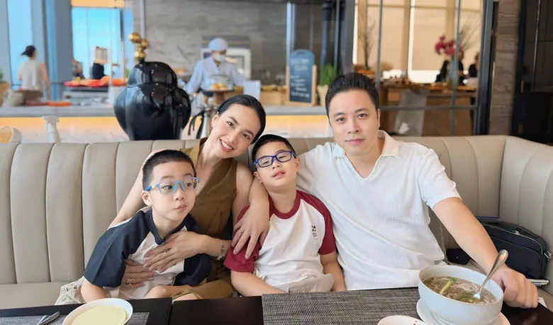 Nữ diễn viên đang có một tổ ấm hạnh phúc hơn 1 thập kỷ bên đạo diễn triệu đô Victor Vũ cùng hai cậu con trai kháu khỉnh.