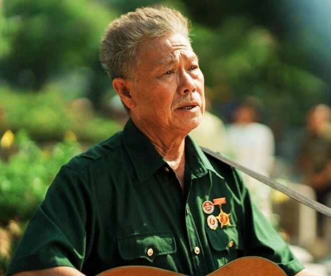 NSƯT Cao Minh vào vai ông Thời – cựu chiến binh là ông nội của nam chính Trí Bình (Cody Nam Võ thủ vai).