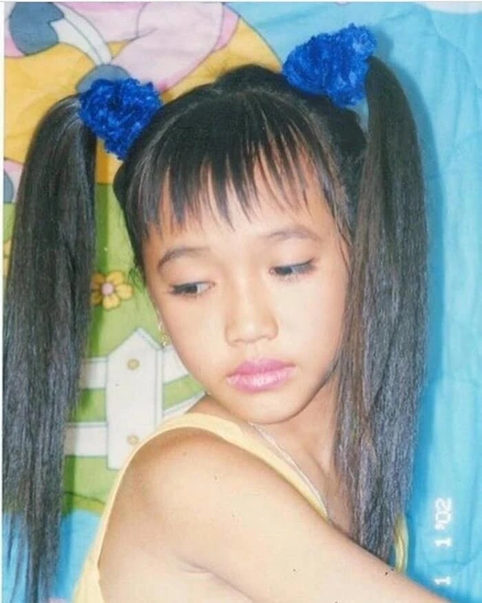 Diệu Nhi cũng biết tạo dáng ngầu từ bé.