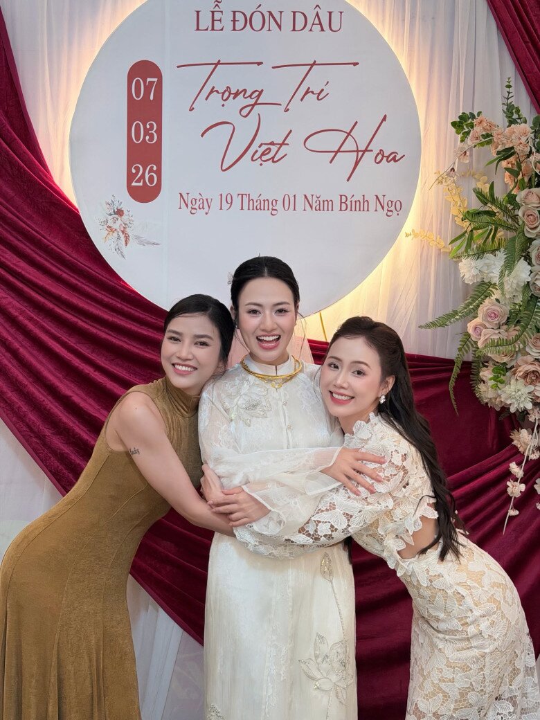 Cô cùng Anh Đào (trái), Việt Hoa (giữa) tạo nên hội bạn thân mỹ nhân đình đám trên sóng VTV.