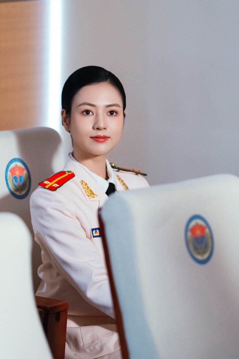 ...và vai Hương Ngọc của nữ diễn viên.