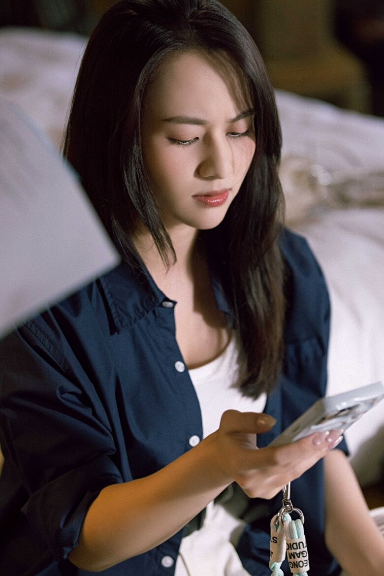 Dù được khán giả biết đến nhiều qua phim truyền hình, Việt Hoa lại dành một tình yêu đặc biệt cho sân khấu.