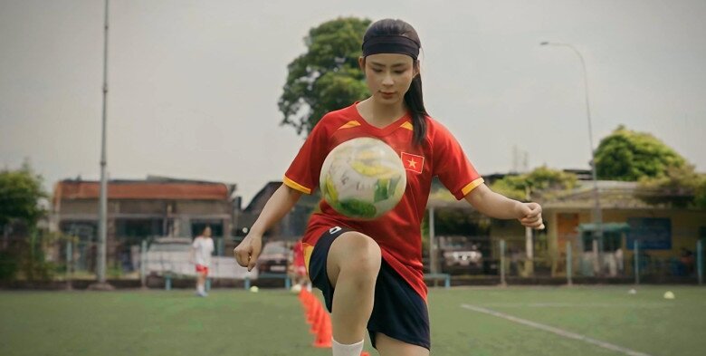 Có những ngày cô phải quay các cảnh vận động liên tục dưới thời tiết nắng nóng nên không tránh khỏi cảm giác mệt mỏi và kiệt sức.