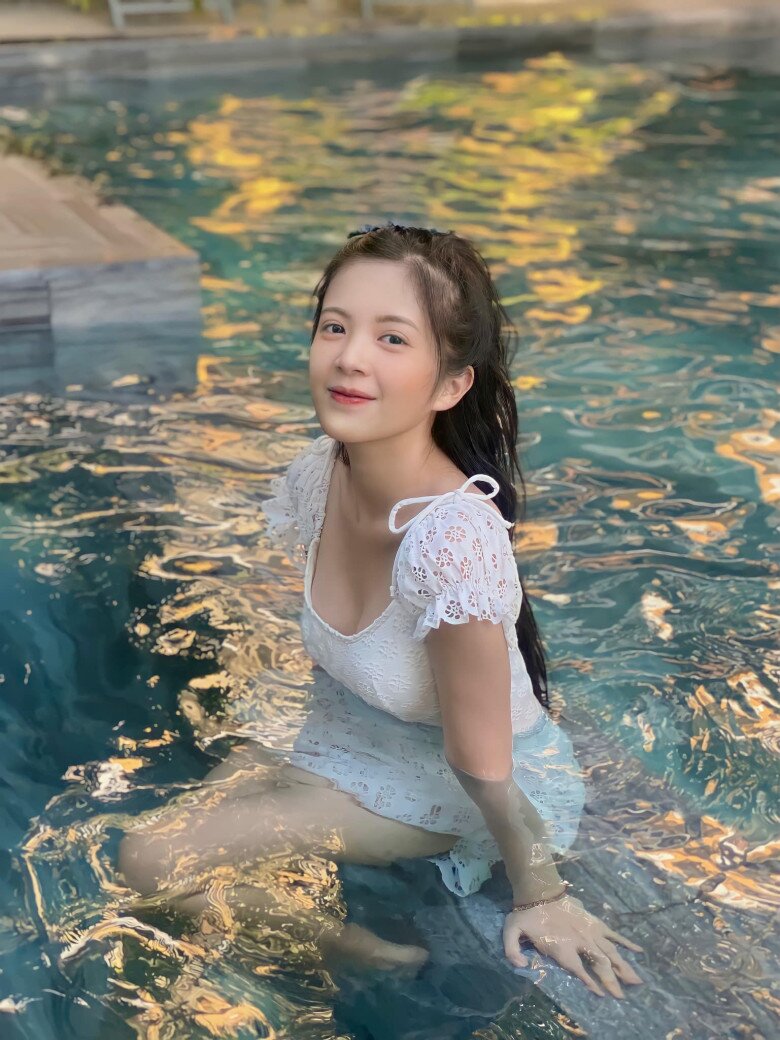 Người đẹp màn ảnh ngọt ngào trong những khung hình bên bãi biển hay bể bơi.