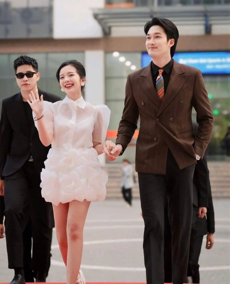 Cô nàng có gương mặt như nữ sinh đã khiến mỹ nam màn ảnh Việt si mê.
