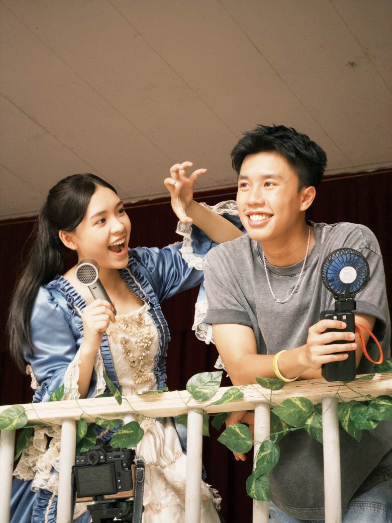 Lưu Ly được Long Vũ nhận xét là một người ham học hỏi, kiên trì đến mức “lì lợm”.