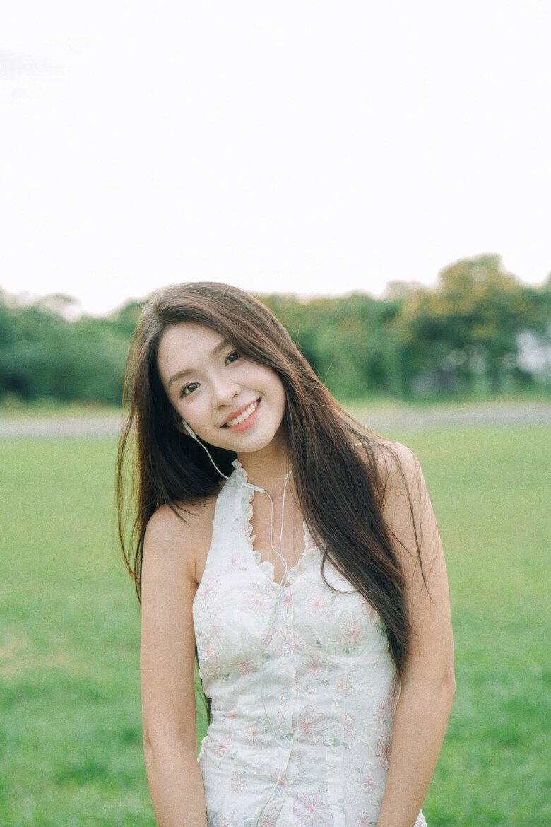 Lưu Ly sở hữu gu thời trang trẻ trung, năng động và nữ tính.