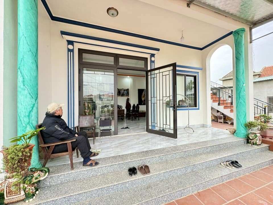 NSƯT Hồ Phong từng đăng tải hình ảnh bố bên hiên nhà.