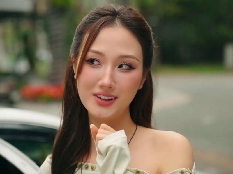 Vài năm trở lại đây, dàn nữ diễn viên trẻ phim VTV liên tục gây ấn tượng bởi lối diễn xuất chân thực, cùng ngoại hình thu hút. Cá biệt có trường hợp đóng phim gì cũng gây sốt mạng xã hội dù chỉ xuất hiện thoáng qua trên màn hình ti vi.