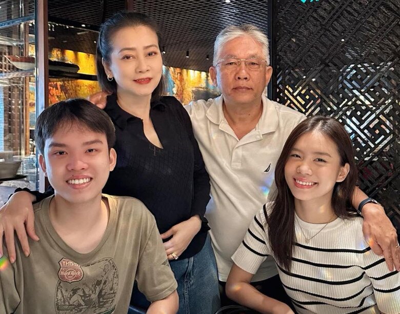 Vợ chồng nữ nghệ sĩ có 2 con đủ nếp đủ tẻ.