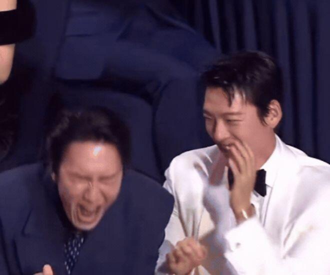 Lee Kwang Soo hét lớn khi vợ bạn thân lên sân khấu.