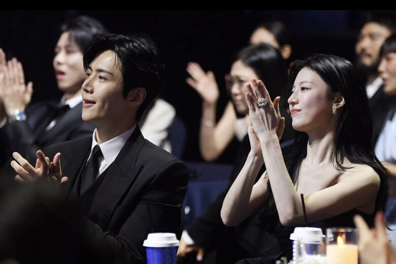 Kim Seon Ho và Go Youn Jung ngồi cạnh nhau thôi cũng khiến khán giả rung rinh.