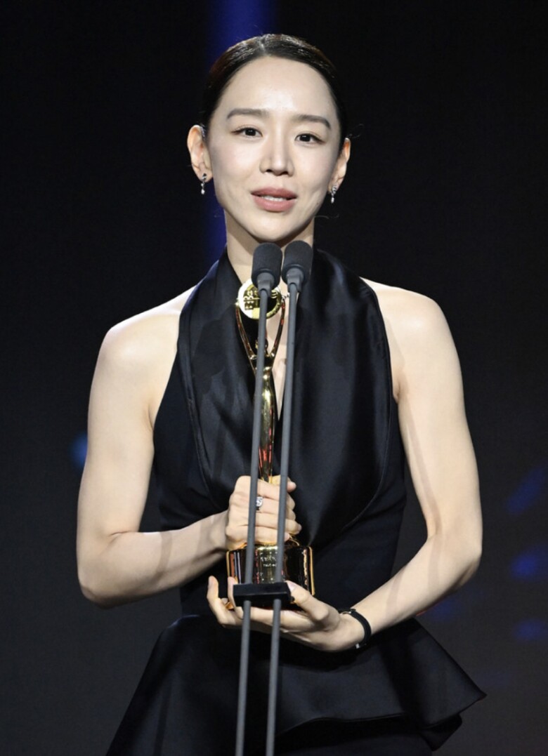 Shin Hye Sun lên ngôi Thị hậu nhờ vai Sarah Kim trong Nghệ Thuật Lừa Dối Của Sarah.
