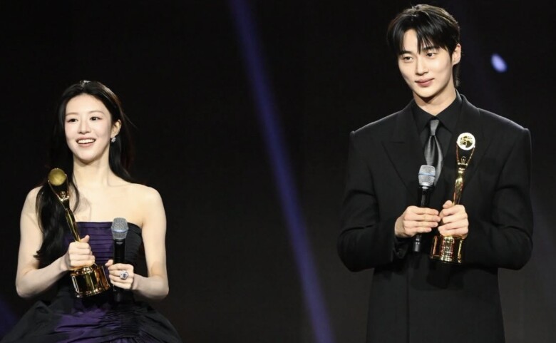 Khán giả được phen bổ mắt khi Go Yoon Jung, Byeon Woo Seok lên nhận giải.